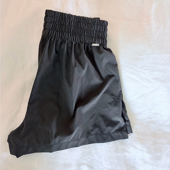Vuori Villa Black Women's Shorts - Picture 2 of 3